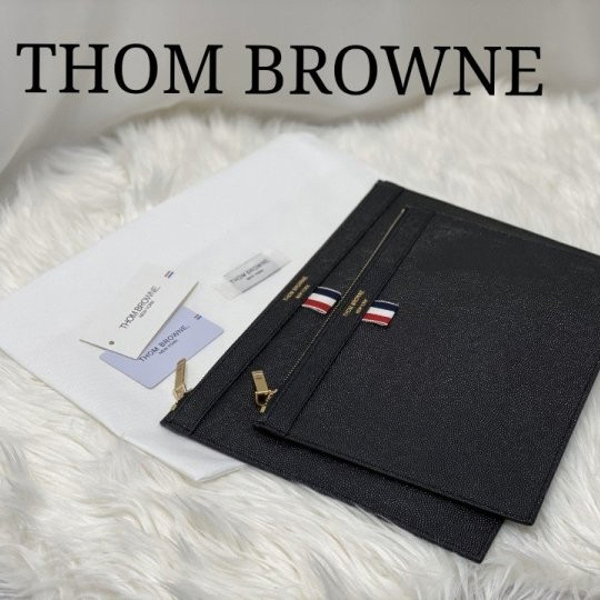 THOM BROWNE 톰브라운 페블 그레인 삼선 래더 클러치 캐비어