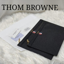 THOM BROWNE 톰브라운 페블 그레인 삼선 래더 클러치 캐비어